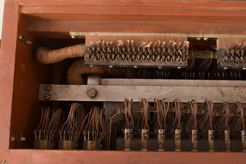 アンティーク雑貨　昭和32年　沖電気工業　20回線1号単紐共電式交換機(電話機)(R-048731)