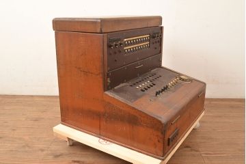 アンティーク雑貨　昭和32年　沖電気工業　20回線1号単紐共電式交換機(電話機)(R-048731)