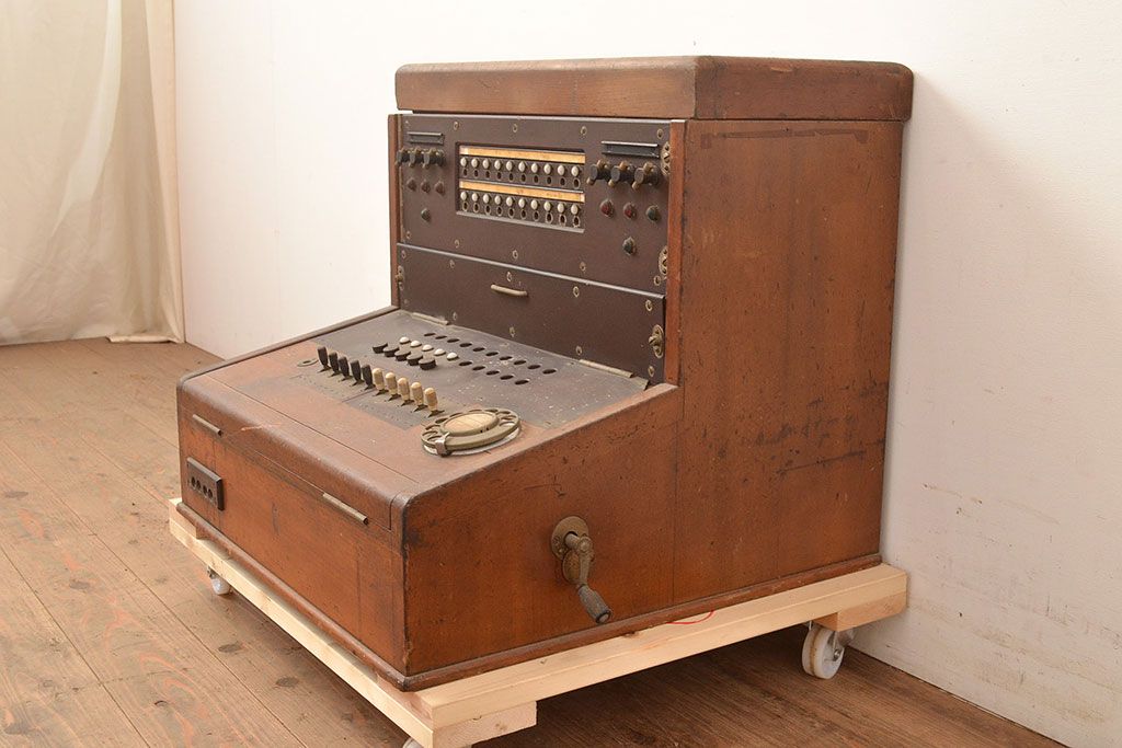 アンティーク雑貨　昭和32年　沖電気工業　20回線1号単紐共電式交換機(電話機)(R-048731)