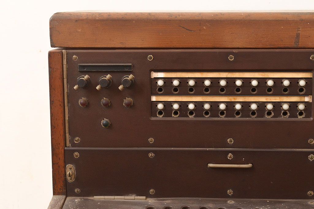 アンティーク雑貨　昭和32年　沖電気工業　20回線1号単紐共電式交換機(電話機)(R-048731)