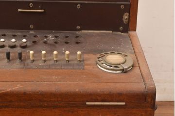 アンティーク雑貨　昭和32年　沖電気工業　20回線1号単紐共電式交換機(電話機)(R-048731)