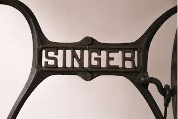 シンガー社(SINGER)　レトロな佇まいが魅力!お洒落なインテリアにおすすめなミシンテーブル(シンガーミシン、サイドテーブル、カフェテーブル、ミシン台)(R-048739)