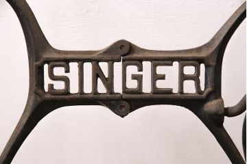 イギリスアンティーク　SINGER(シンガー)社　お洒落なインテリアにおすすめのミシンの鉄脚(シンガーミシン、ミシンテーブル、ミシン台)(R-048742)
