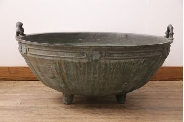 アンティーク雑貨　明治期　経年を感じる銅の風合いが味わい深い、重さ45kgの特大銅製三足手水鉢(水甕、水瓶、鉢カバー)(R-048756)