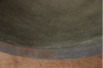 アンティーク雑貨　明治期　経年を感じる銅の風合いが味わい深い、重さ45kgの特大銅製三足手水鉢(水甕、水瓶、鉢カバー)(R-048756)