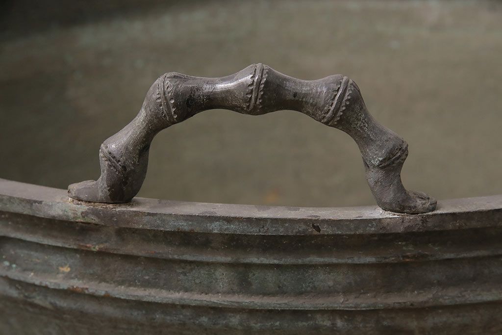 アンティーク雑貨　明治期　経年を感じる銅の風合いが味わい深い、重さ45kgの特大銅製三足手水鉢(水甕、水瓶、鉢カバー)(R-048756)