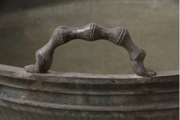 アンティーク雑貨　明治期　経年を感じる銅の風合いが味わい深い、重さ45kgの特大銅製三足手水鉢(水甕、水瓶、鉢カバー)(R-048756)