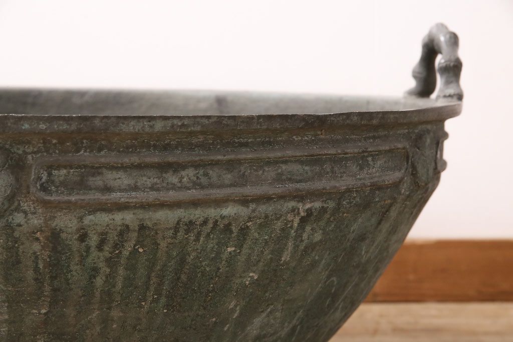 アンティーク雑貨　明治期　経年を感じる銅の風合いが味わい深い、重さ45kgの特大銅製三足手水鉢(水甕、水瓶、鉢カバー)(R-048756)