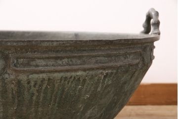 アンティーク雑貨　明治期　経年を感じる銅の風合いが味わい深い、重さ45kgの特大銅製三足手水鉢(水甕、水瓶、鉢カバー)(R-048756)