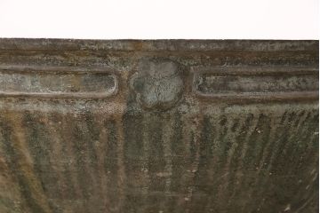 アンティーク雑貨　明治期　経年を感じる銅の風合いが味わい深い、重さ45kgの特大銅製三足手水鉢(水甕、水瓶、鉢カバー)(R-048756)