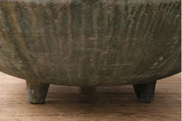 アンティーク雑貨　明治期　経年を感じる銅の風合いが味わい深い、重さ45kgの特大銅製三足手水鉢(水甕、水瓶、鉢カバー)(R-048756)