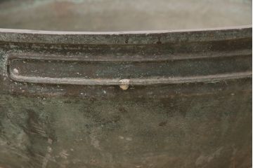 アンティーク雑貨　明治期　経年を感じる銅の風合いが味わい深い、重さ45kgの特大銅製三足手水鉢(水甕、水瓶、鉢カバー)(R-048756)