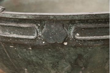 アンティーク雑貨　明治期　経年を感じる銅の風合いが味わい深い、重さ45kgの特大銅製三足手水鉢(水甕、水瓶、鉢カバー)(R-048756)