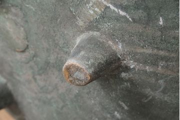 アンティーク雑貨　明治期　経年を感じる銅の風合いが味わい深い、重さ45kgの特大銅製三足手水鉢(水甕、水瓶、鉢カバー)(R-048756)