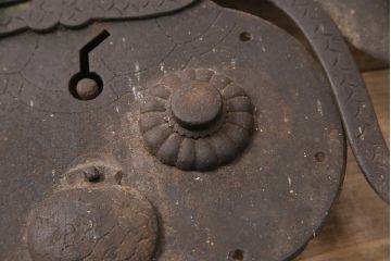 アンティーク雑貨　巾着モチーフがアクセントになる蔵戸の錠前金具(ディスプレイ雑貨、蔵戸パーツ)(R-048758)