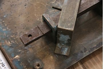 アンティーク雑貨　鶴と亀　銅ならではの風合いが魅力的な蔵戸の錠前金具(ディスプレイ雑貨、蔵戸パーツ)(R-048759)