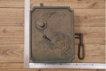 アンティーク雑貨　鶴と亀　銅ならではの風合いが魅力的な蔵戸の錠前金具(ディスプレイ雑貨、蔵戸パーツ)(R-048759)