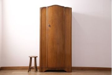 ヴィンテージ家具　イギリス製　ウォールナット材　木の色合いとアール状の扉が柔らかな雰囲気を醸しだすワードローブ(衣装タンス、洋服タンス、ビンテージ)(R-048761)