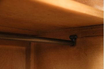 ヴィンテージ家具　イギリス製　ウォールナット材　木の色合いとアール状の扉が柔らかな雰囲気を醸しだすワードローブ(衣装タンス、洋服タンス、ビンテージ)(R-048761)