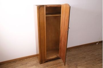ヴィンテージ家具　イギリス製　ウォールナット材　木の色合いとアール状の扉が柔らかな雰囲気を醸しだすワードローブ(衣装タンス、洋服タンス、ビンテージ)(R-048761)