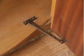 ヴィンテージ家具　イギリス製　ウォールナット材　木の色合いとアール状の扉が柔らかな雰囲気を醸しだすワードローブ(衣装タンス、洋服タンス、ビンテージ)(R-048761)