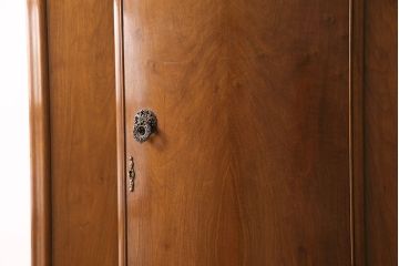 ヴィンテージ家具　イギリス製　ウォールナット材　木の色合いとアール状の扉が柔らかな雰囲気を醸しだすワードローブ(衣装タンス、洋服タンス、ビンテージ)(R-048761)