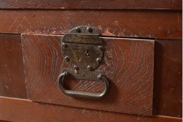 和製アンティーク　ヒノキ材・ケヤキ材　激レアサイズ!!堂々とした佇まいが魅力的な収納箪笥(水屋箪笥、夜具箪笥、布団箪笥、リビングボード、キャビネット、収納棚)(R-048770)