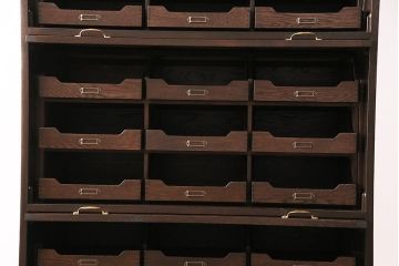 イギリスアンティーク人気デザイン再現製作　上品な佇まいが高級感を醸し出すオーク材製縦型シャツケース(ガラスケース、ショーケース、チェスト)(R-048772)