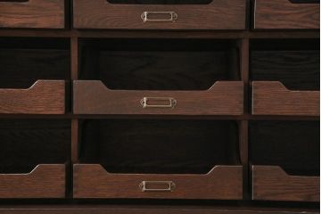 イギリスアンティーク人気デザイン再現製作　上品な佇まいが高級感を醸し出すオーク材製縦型シャツケース(ガラスケース、ショーケース、チェスト)(R-048772)