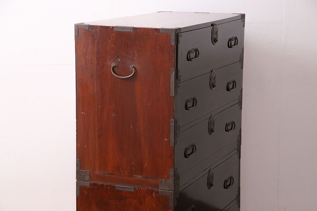 和製アンティーク　巾着金具　黒漆塗りが上質な和の雰囲気を高める庄内箪笥(重ね箪笥、時代箪笥、引き出し)(R-048788)