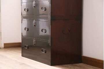 和製アンティーク　巾着金具　黒漆塗りが上質な和の雰囲気を高める庄内箪笥(重ね箪笥、時代箪笥、引き出し)(R-048788)