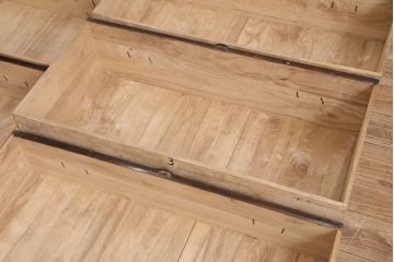 和製アンティーク　巾着金具　黒漆塗りが上質な和の雰囲気を高める庄内箪笥(重ね箪笥、時代箪笥、引き出し)(R-048788)