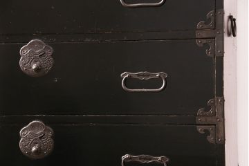 和製アンティーク　巾着金具　黒漆塗りが上質な和の雰囲気を高める庄内箪笥(重ね箪笥、時代箪笥、引き出し)(R-048788)