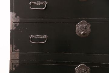 和製アンティーク　巾着金具　黒漆塗りが上質な和の雰囲気を高める庄内箪笥(重ね箪笥、時代箪笥、引き出し)(R-048788)
