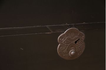 和製アンティーク　巾着金具　黒漆塗りが上質な和の雰囲気を高める庄内箪笥(重ね箪笥、時代箪笥、引き出し)(R-048788)