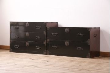 和製アンティーク　巾着金具　黒漆塗りが上質な和の雰囲気を高める庄内箪笥(重ね箪笥、時代箪笥、引き出し)(R-048788)