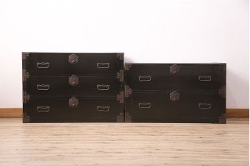 和製アンティーク　巾着金具　黒漆塗りが上質な和の雰囲気を高める庄内箪笥(重ね箪笥、時代箪笥、引き出し)(R-048788)
