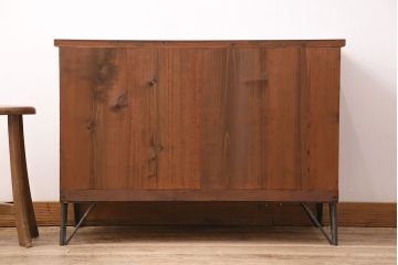 和製アンティーク　天板・鉄脚付きリメイク　漆塗り　ケヤキ材の杢目が味わい深いリビングボード(テレビ台、ローチェスト)(R-048794)