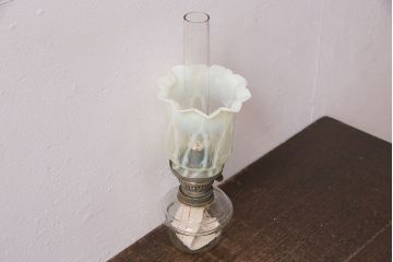 ヴィンテージ雑貨　巻き芯10番　ウランガラス　花びらのようなデザインが可愛らしいオイルランプ(卓上ランプ、油壺、テーブルランプ、ビンテージ)(R-048797)