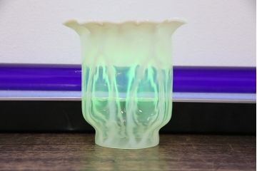 ヴィンテージ雑貨　巻き芯10番　ウランガラス　花びらのようなデザインが可愛らしいオイルランプ(卓上ランプ、油壺、テーブルランプ、ビンテージ)(R-048797)