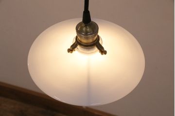 アンティーク照明　戦前　昭和レトロな味わいを感じる平笠シェードのペンダントライト2個セット(R-048798)