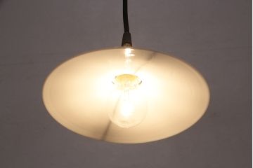 アンティーク照明　戦前　昭和レトロな味わいを感じる平笠シェードのペンダントライト2個セット(R-048798)