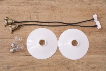 アンティーク照明　戦前　昭和レトロな味わいを感じる平笠シェードのペンダントライト2個セット(R-048798)