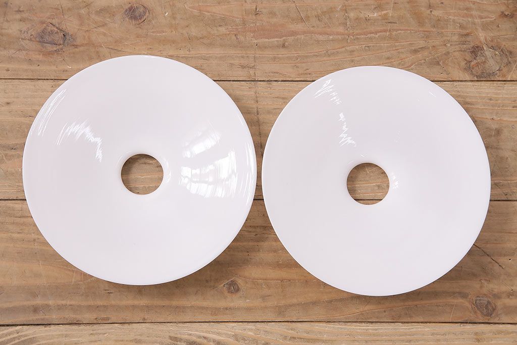 アンティーク照明　戦前　昭和レトロな味わいを感じる平笠シェードのペンダントライト2個セット(R-048798)