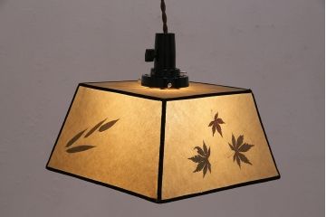 和製アンティーク　和紙風のデザインがお洒落!笹の葉と紅葉が浮かび上がる天井照明(吊り下げ照明、ペンダントライト、シェード)(R-048804)