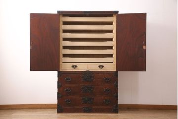 中古　岩谷堂箪笥　桜木作　桐紋　迫力のある力強い杢目が目を引く衣装箪笥(桐箪笥、着物箪笥、和タンス、桐たんす)(R-048811)