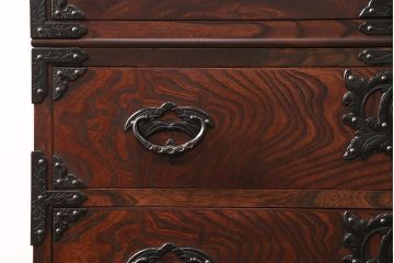 中古　岩谷堂箪笥　桜木作　桐紋　迫力のある力強い杢目が目を引く衣装箪笥(桐箪笥、着物箪笥、和タンス、桐たんす)(R-048811)