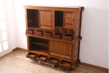 中古　民芸家具　総ニレ無垢材　凛とした佇まいが魅力的な水屋箪笥(重ね箪笥、収納棚、戸棚)(R-048815)