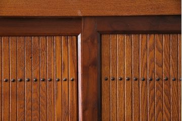 中古　民芸家具　総ニレ無垢材　凛とした佇まいが魅力的な水屋箪笥(重ね箪笥、収納棚、戸棚)(R-048815)