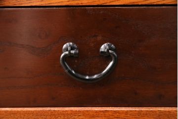 中古　民芸家具　総ニレ無垢材　凛とした佇まいが魅力的な水屋箪笥(重ね箪笥、収納棚、戸棚)(R-048815)